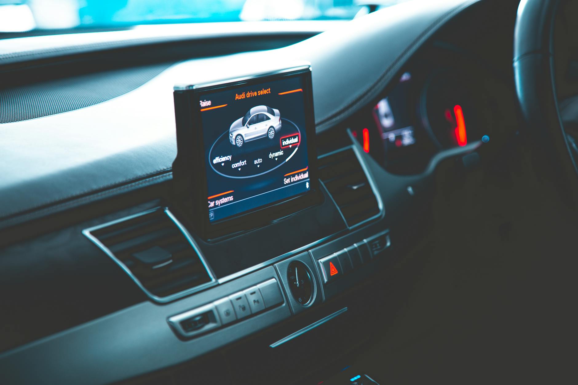 Multimedia-Display Montage